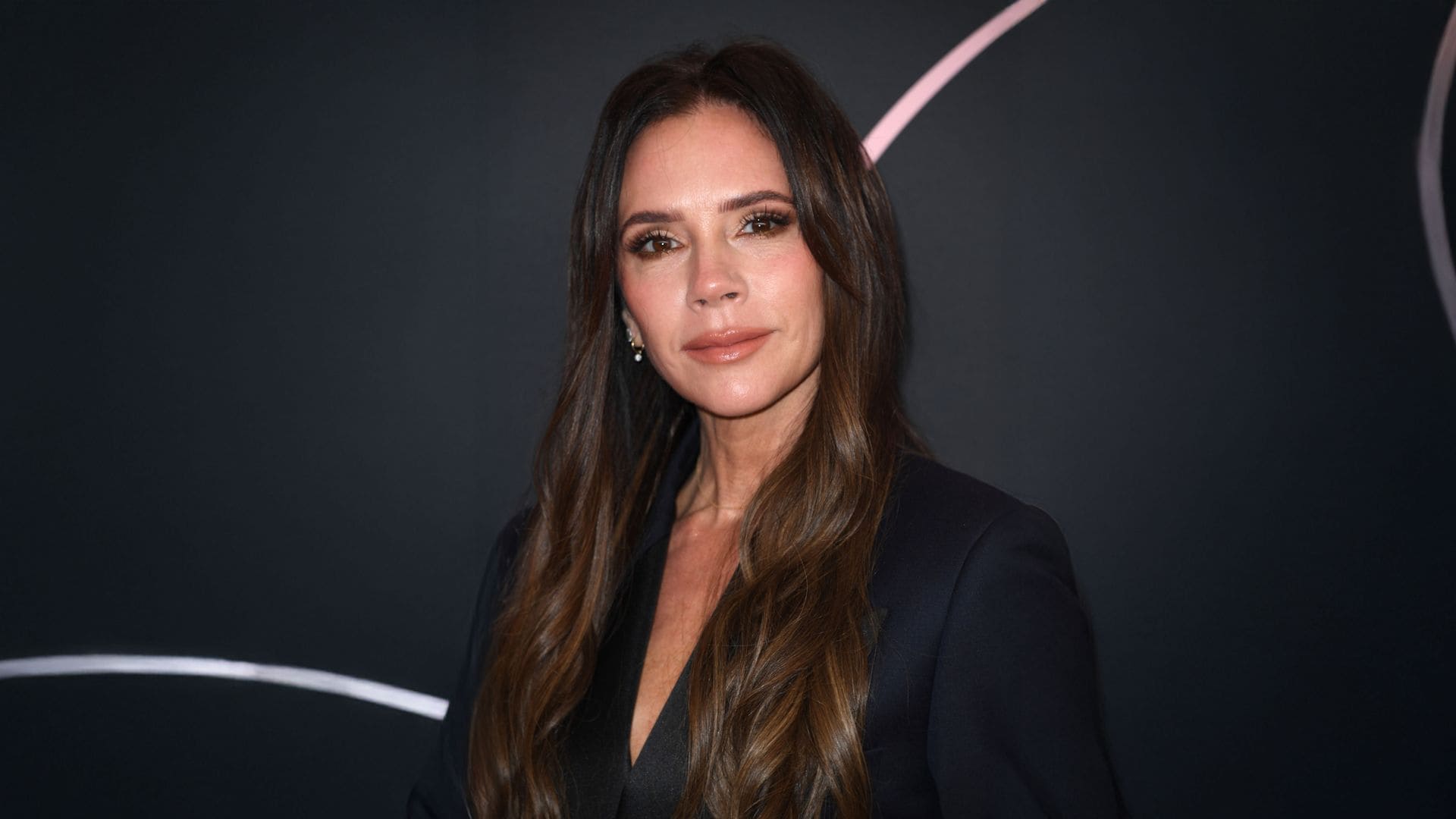 3 secretos del maquillaje de Victoria Beckham: pecas falsas, 'eye contouring' y efecto 'sunkissed'