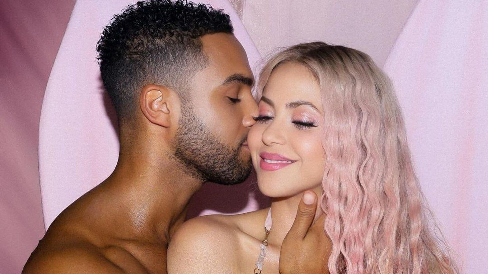 Shakira enciende las redes con su posado al lado del actor Lucien Laviscount