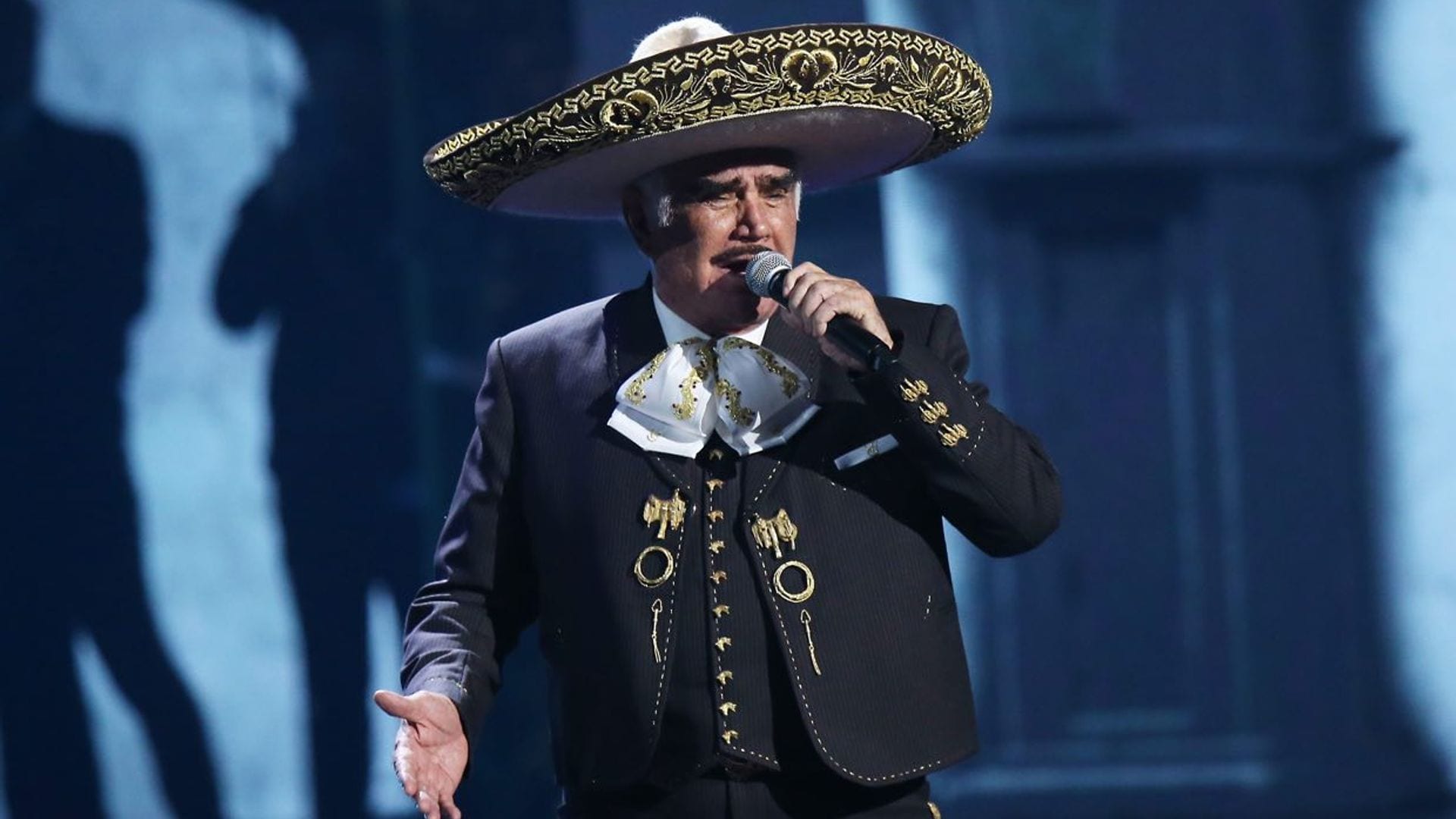 El cantante mexicano Vicente Fernández, ingresado en el hospital tras sufrir una caída
