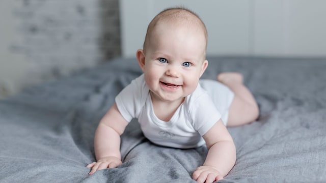 Bebé niño sonríe