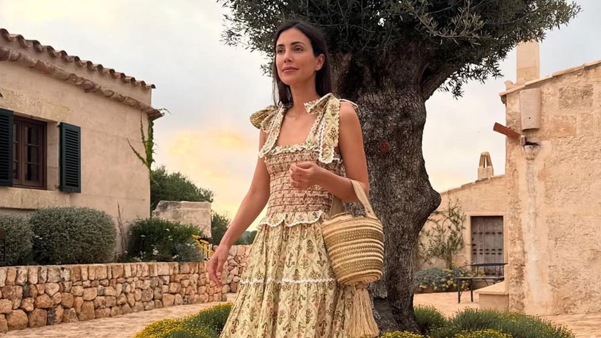El secreto que esconde la maleta de Sassa de Osma en su escapada familiar a Menorca