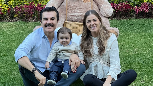 Adrián Uribe y su familia.