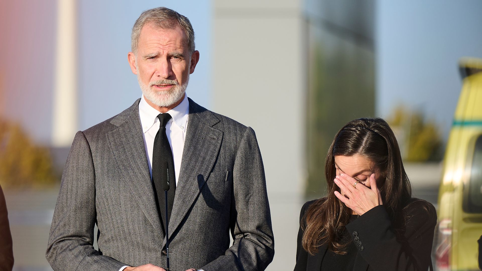 La emoción contenida de los reyes Felipe y Letizia en su visita al Hospital Universitario de Toledo para acompañar a los heridos en el accidente de tren