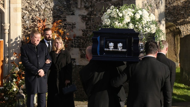 Los padres de Liam Payne, Karen y Geoff Payne, miran el ataúd de su hijo siendo llevado al funeral 
