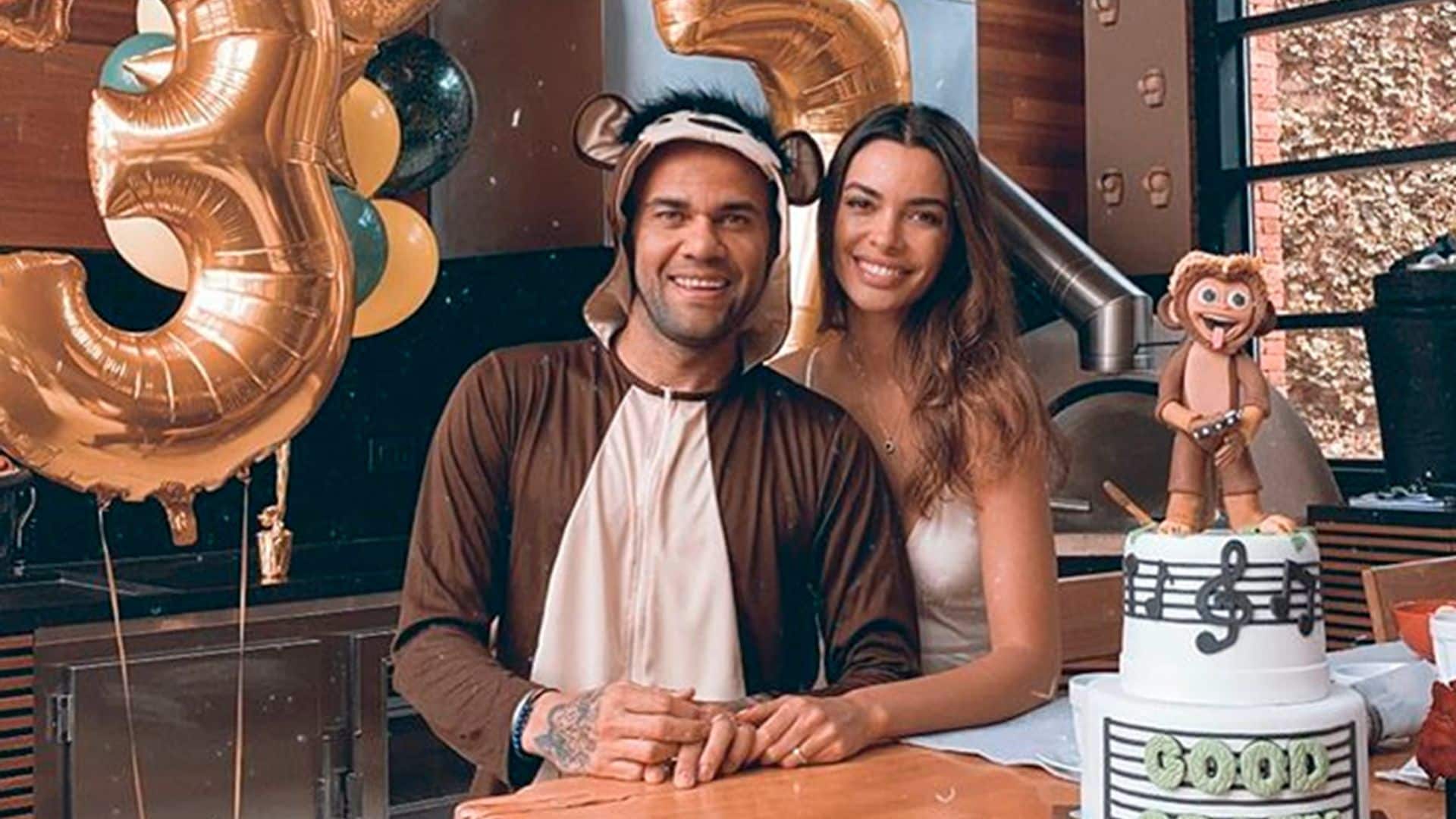Dani Alves y Joana Sanz celebran el cumpleaños del futbolista con una fiesta ¡de monos!