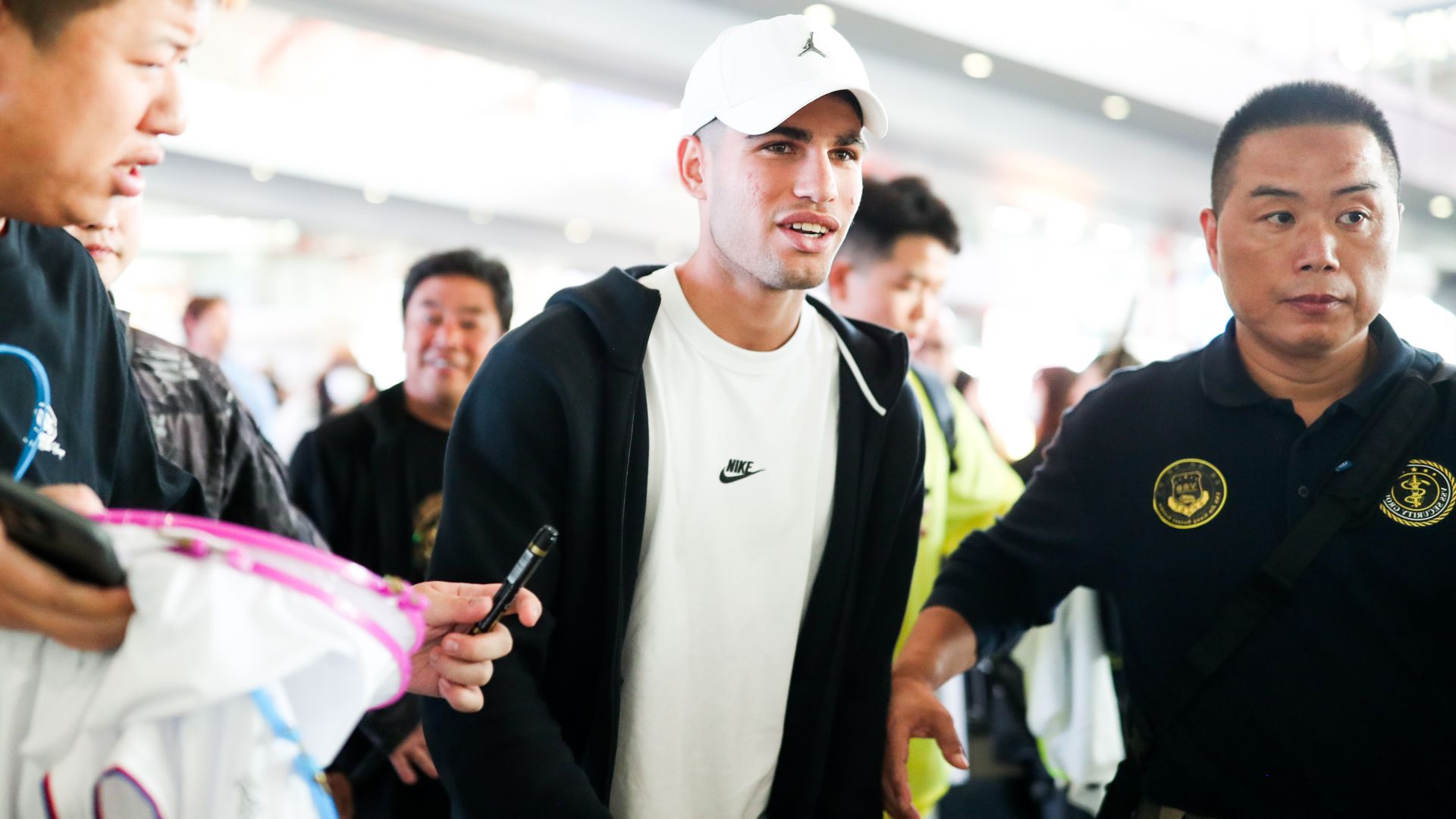 Carlos Alcaraz desata la locura a su llegada a Seúl: el multitudinario recibimiento, en vídeo