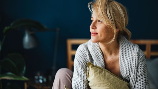 Mujer en la menopausia en la cama