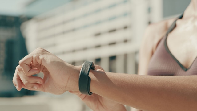 Una chica con una pulsera inteligente