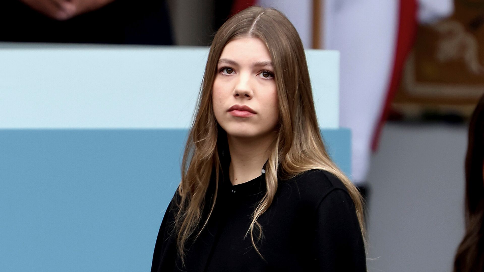 La infanta Sofía sorprende con un guiño al color blanco y rompe con la sobriedad frente al Papa León XIV