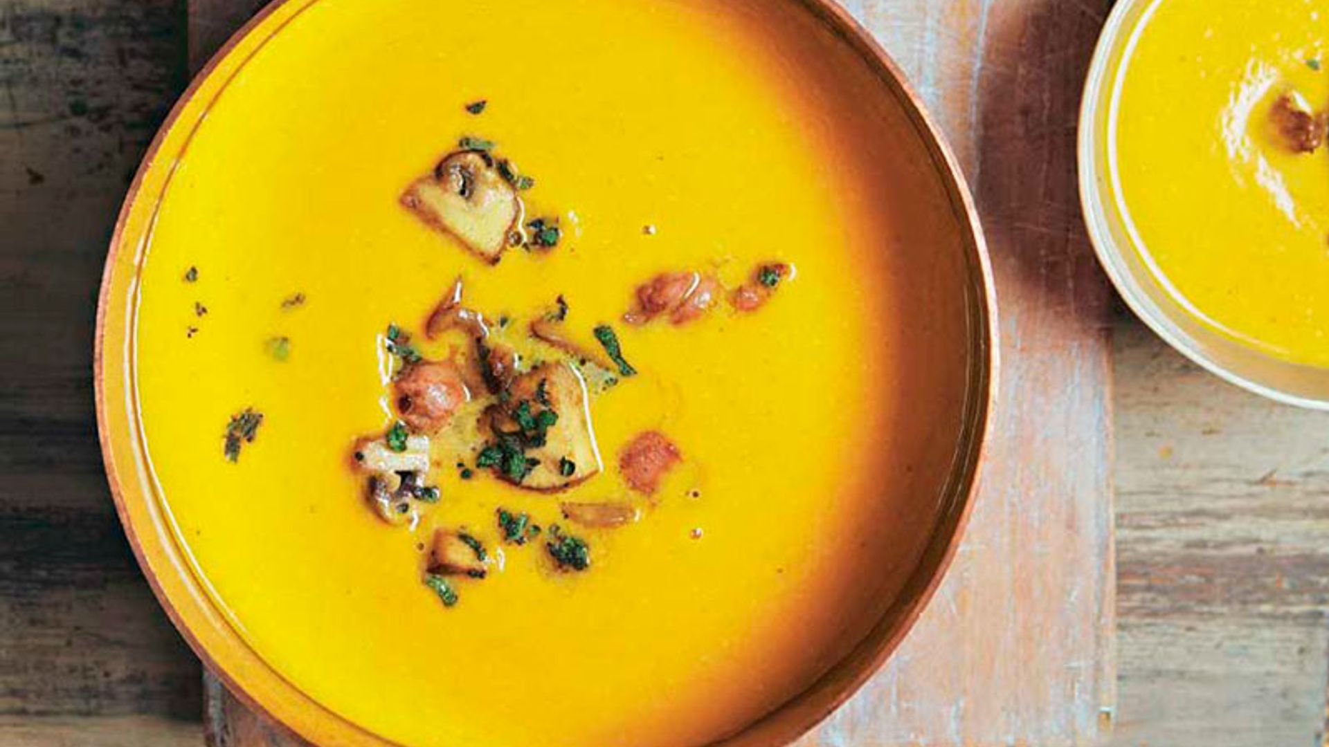 Crema de calabaza con salteado de setas y nueces