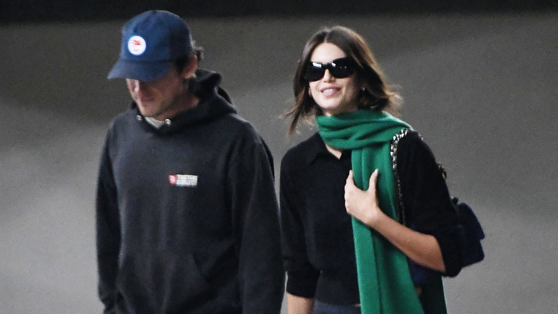 Kaia Gerber caminando de la mano con Lewis Pullman