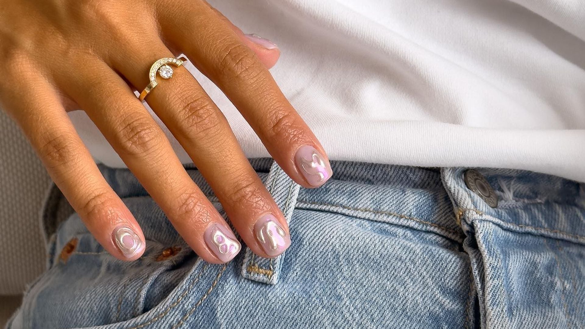 Manicuras metalizadas, cromadas o perladas: 12 diseños de uñas que parecen casi joyas