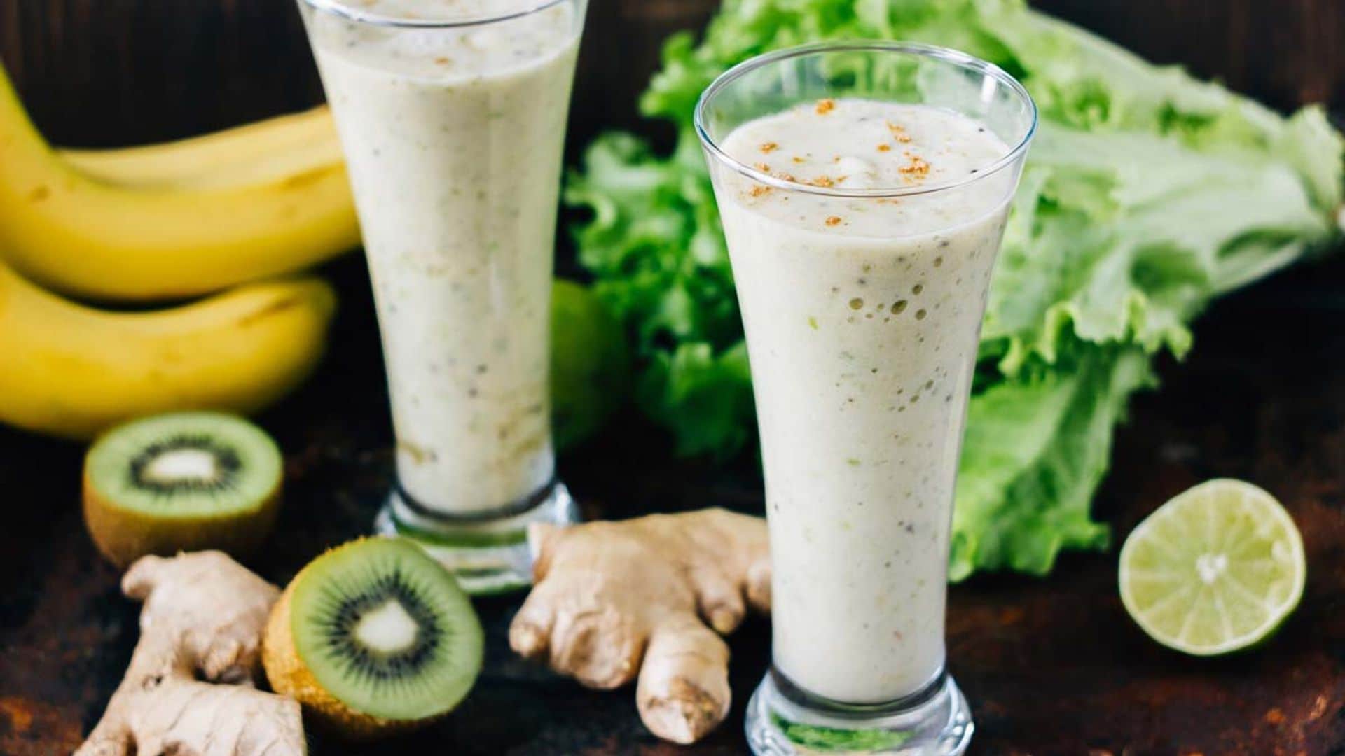 'Lassi' de plátano y kiwi con lima, jengibre y cúrcuma