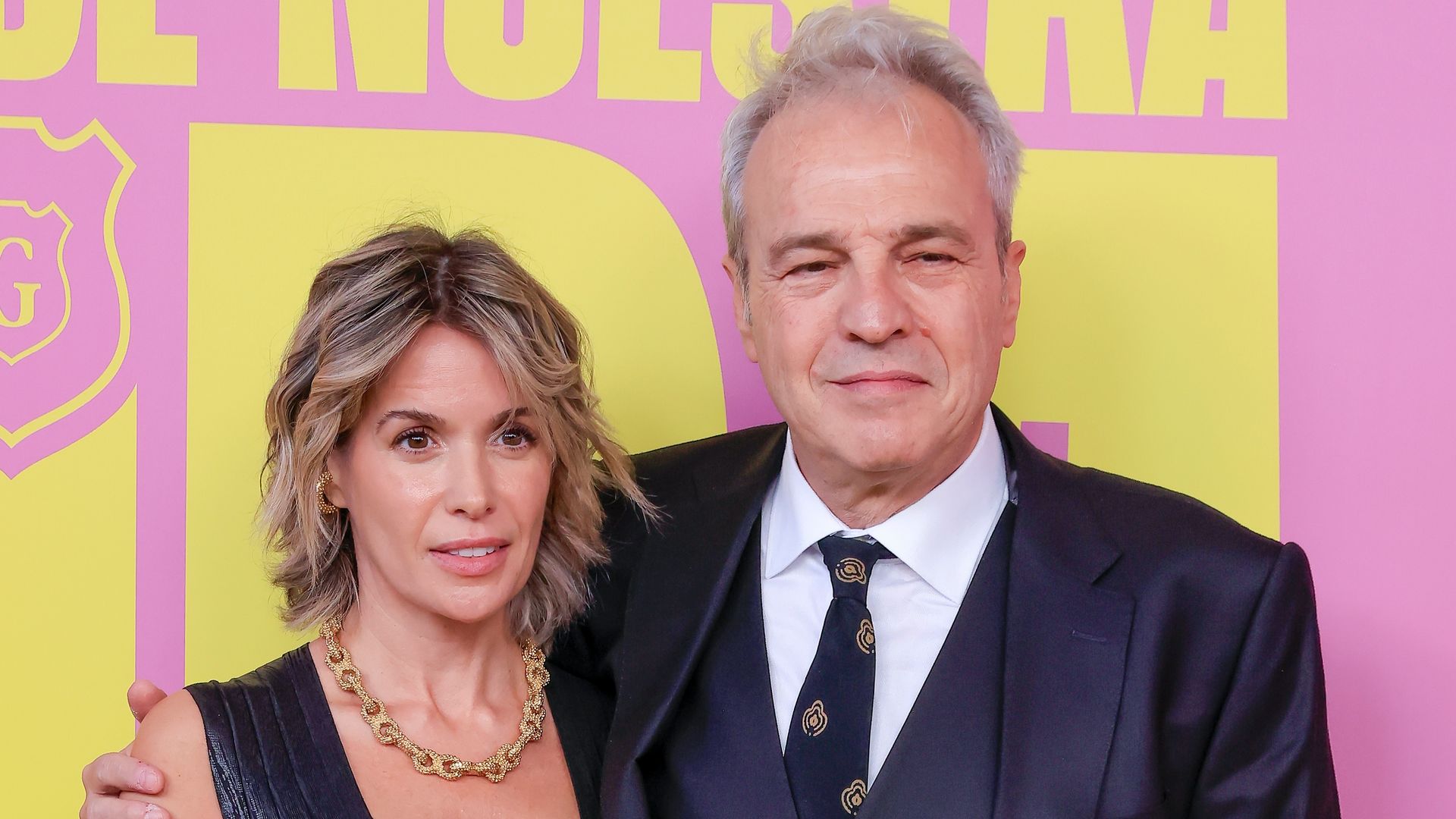 El posado más familiar de David Summers: junto a su mujer y sus hijos mellizos en el estreno de la película de 'Hombres G'