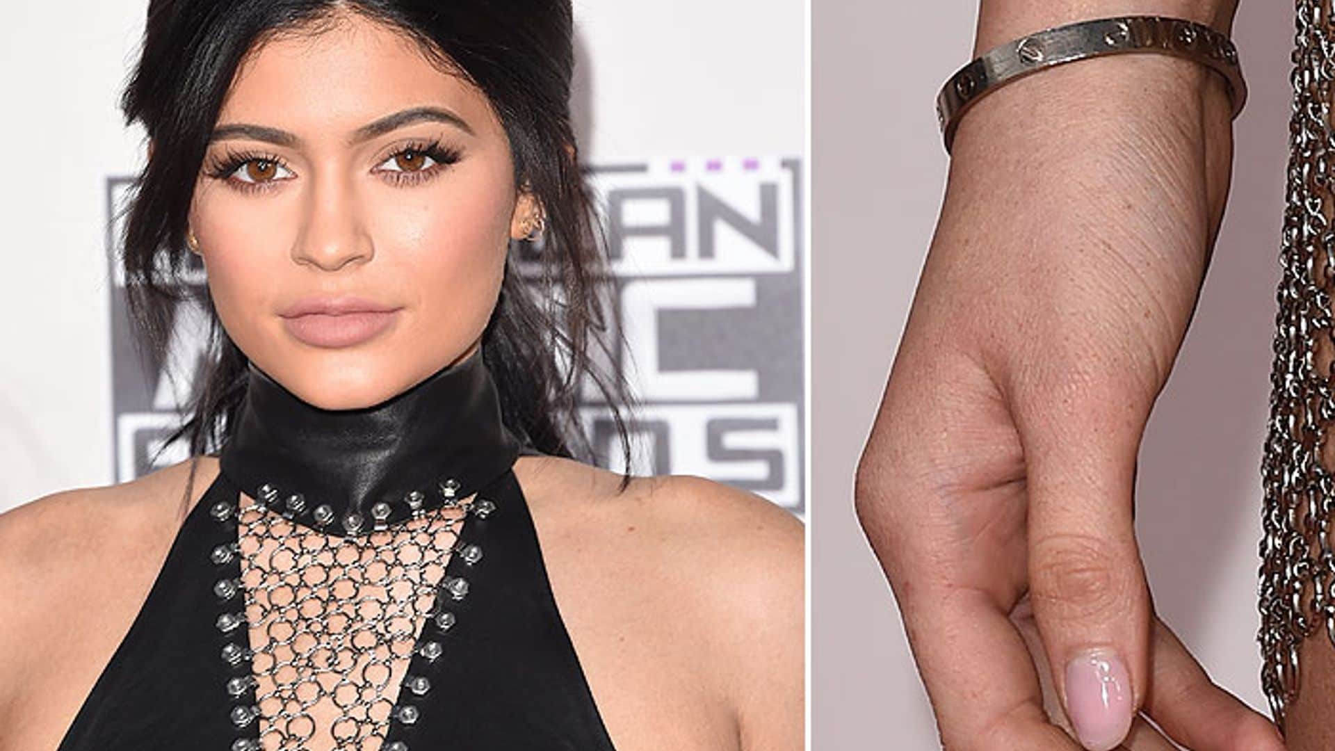 Kylie Jenner y su eterno brazalete, descubre porqué nunca se lo quita