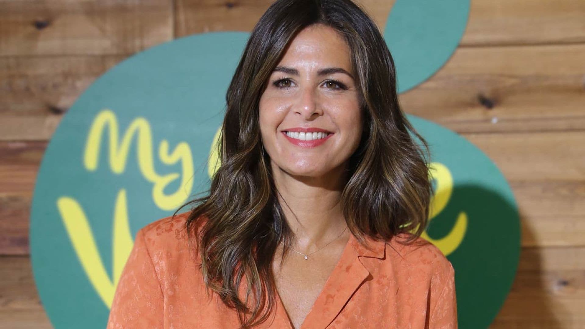 Nuria Roca conquista con su nueva camiseta-joya y botines 'glitter'