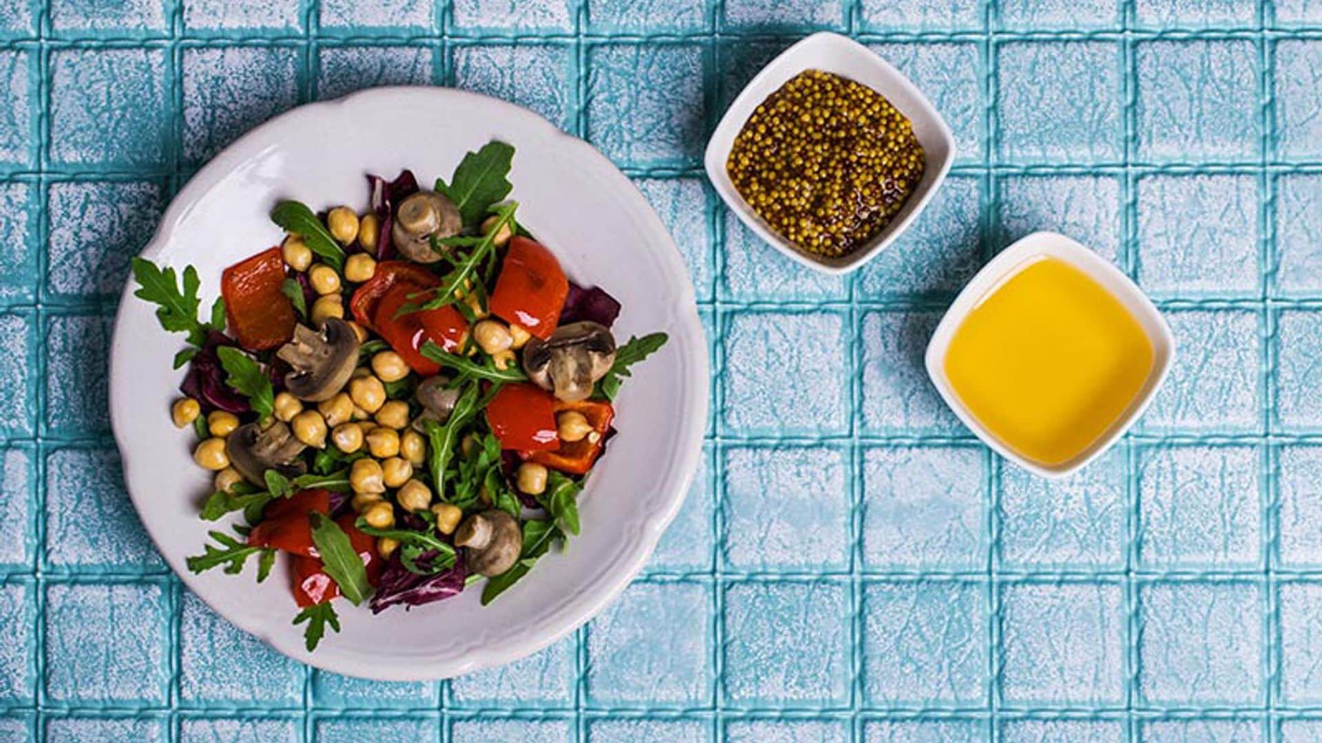 Ensalada templada de queso 'Halloumi' con garbanzos y rúcula