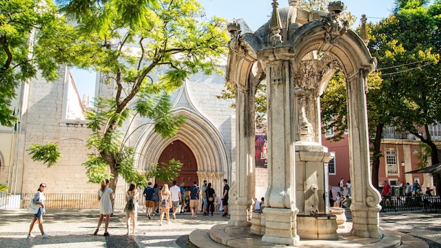Plaza del convento y la iglesia do Carmo, Chiado, Lisboa