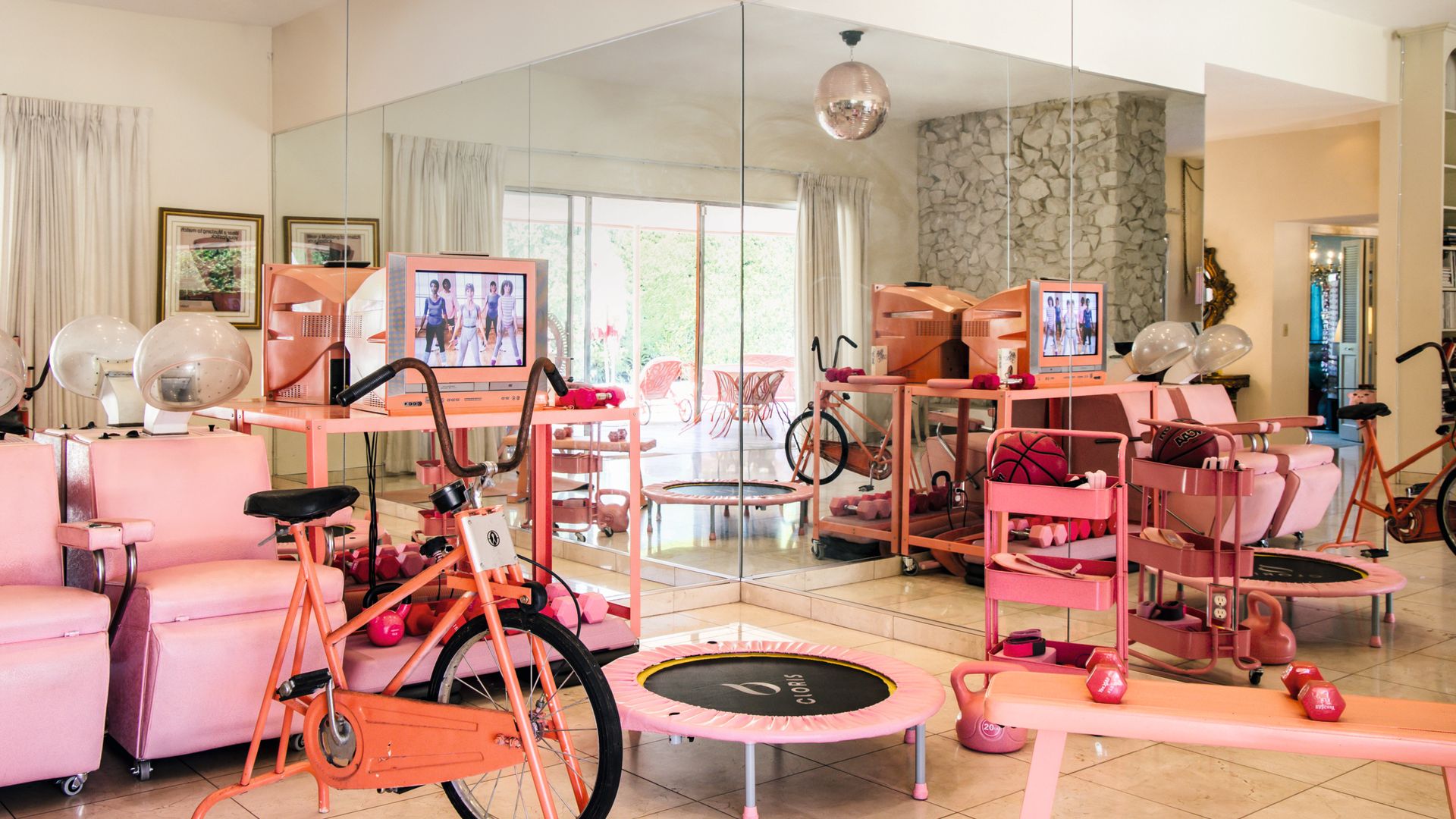 JAMIE NELSON NOS RECIBE EN SU CASA ROSA DE LOS ÁNGELES, UN TEMPLO DEL ESTILO RETRO, FANTASÍA Y “GLAMOUR” HOLLYWOODiense