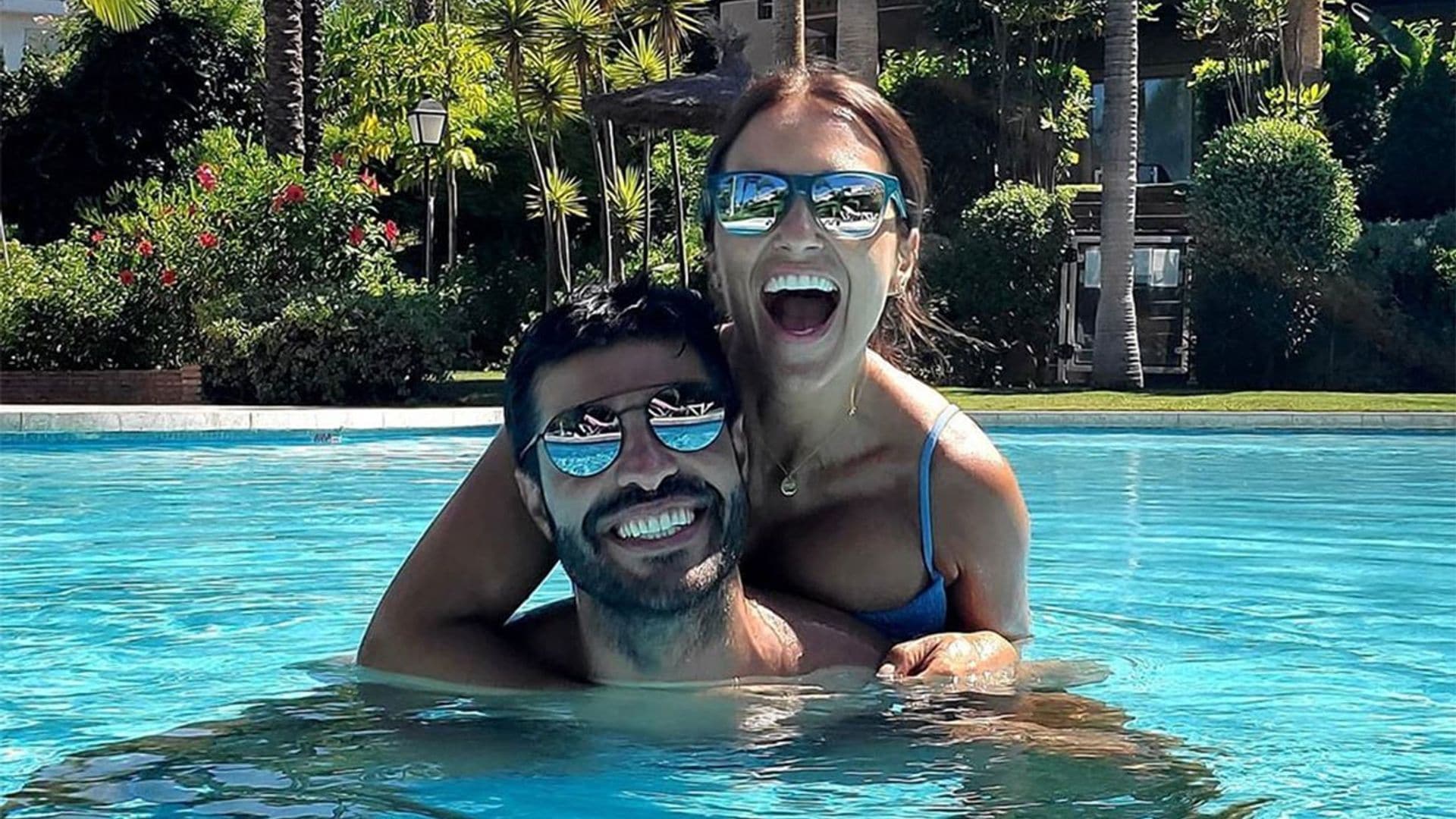 ¡Al agua patos! Paula Echevarría y Miguel Torres presumen de amor en su cita más refrescante