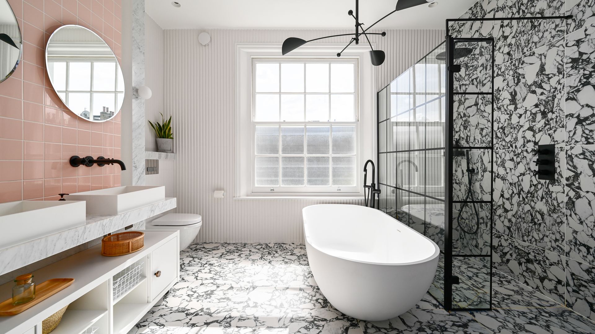 Baño con ducha y bañera