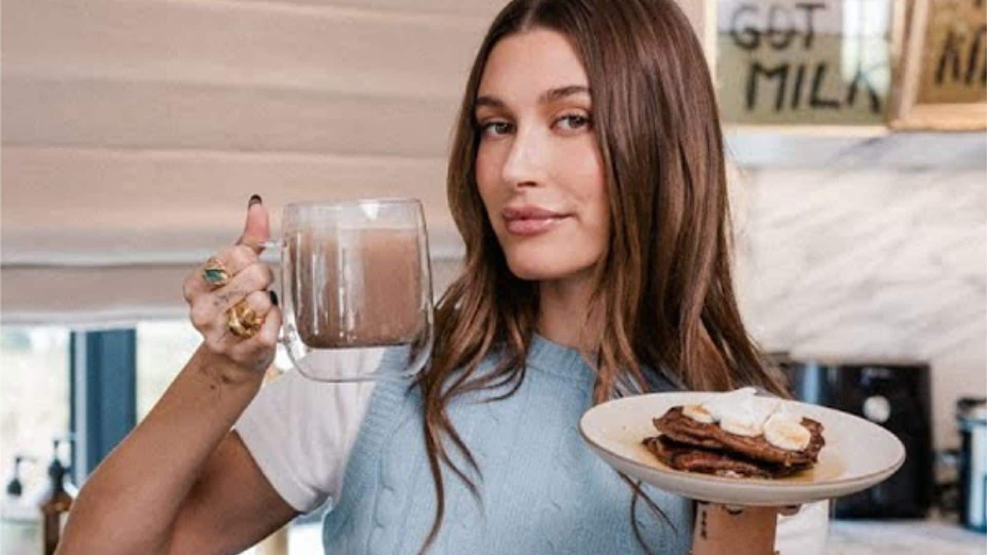 ¿Comer dulce sin renunciar a la dieta? Prueba las tortitas de chocolate de Hailey Bieber