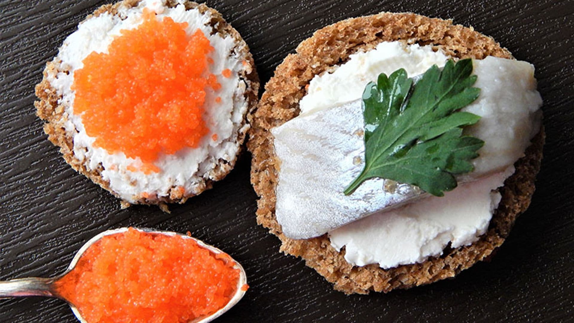 Canapés de arenque y caviar