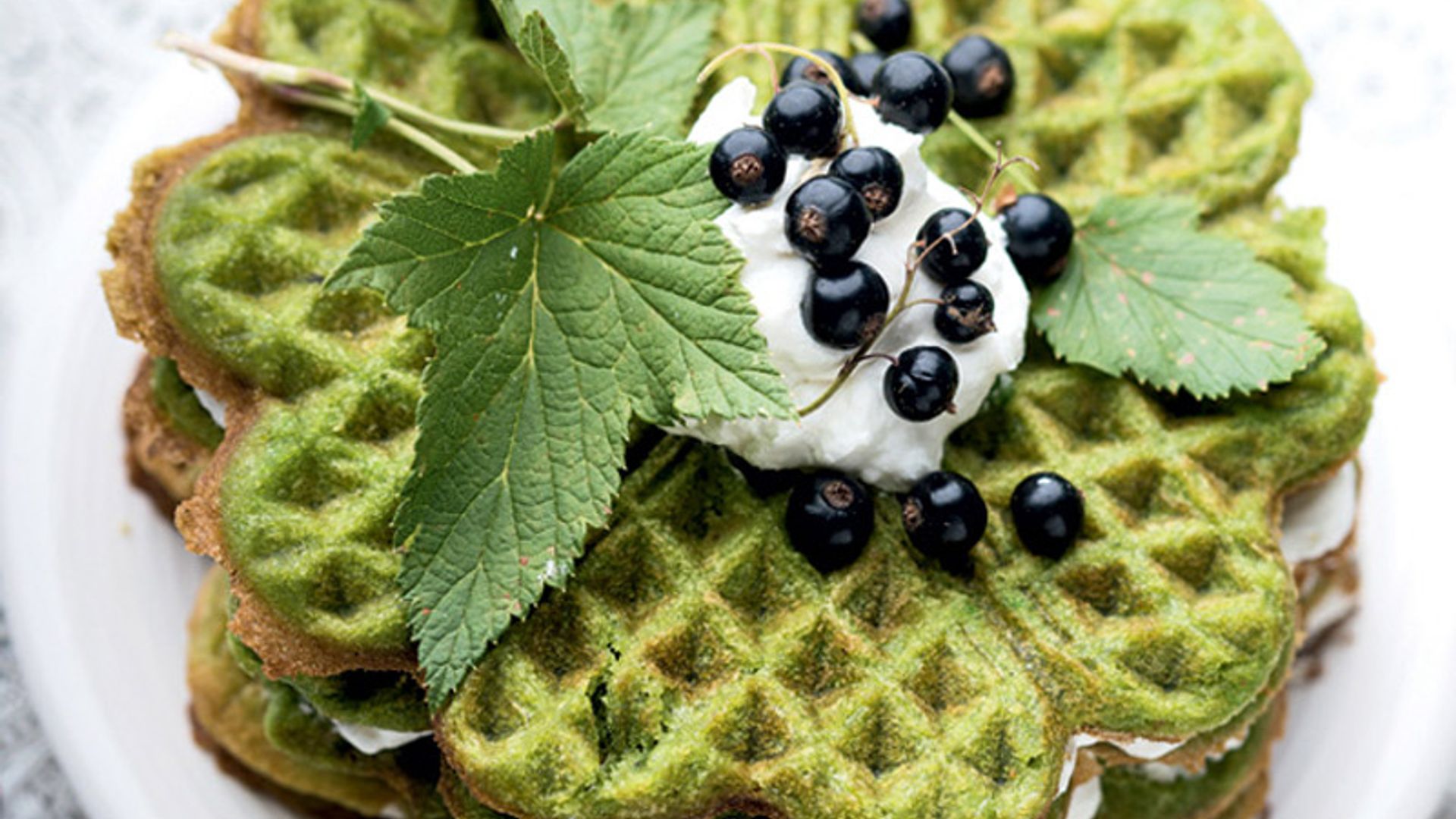 Tarta-gofre en flor de té matcha