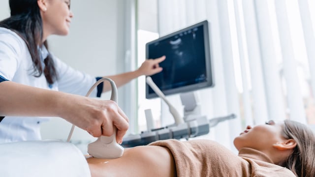 doctora haciendo una ecografía