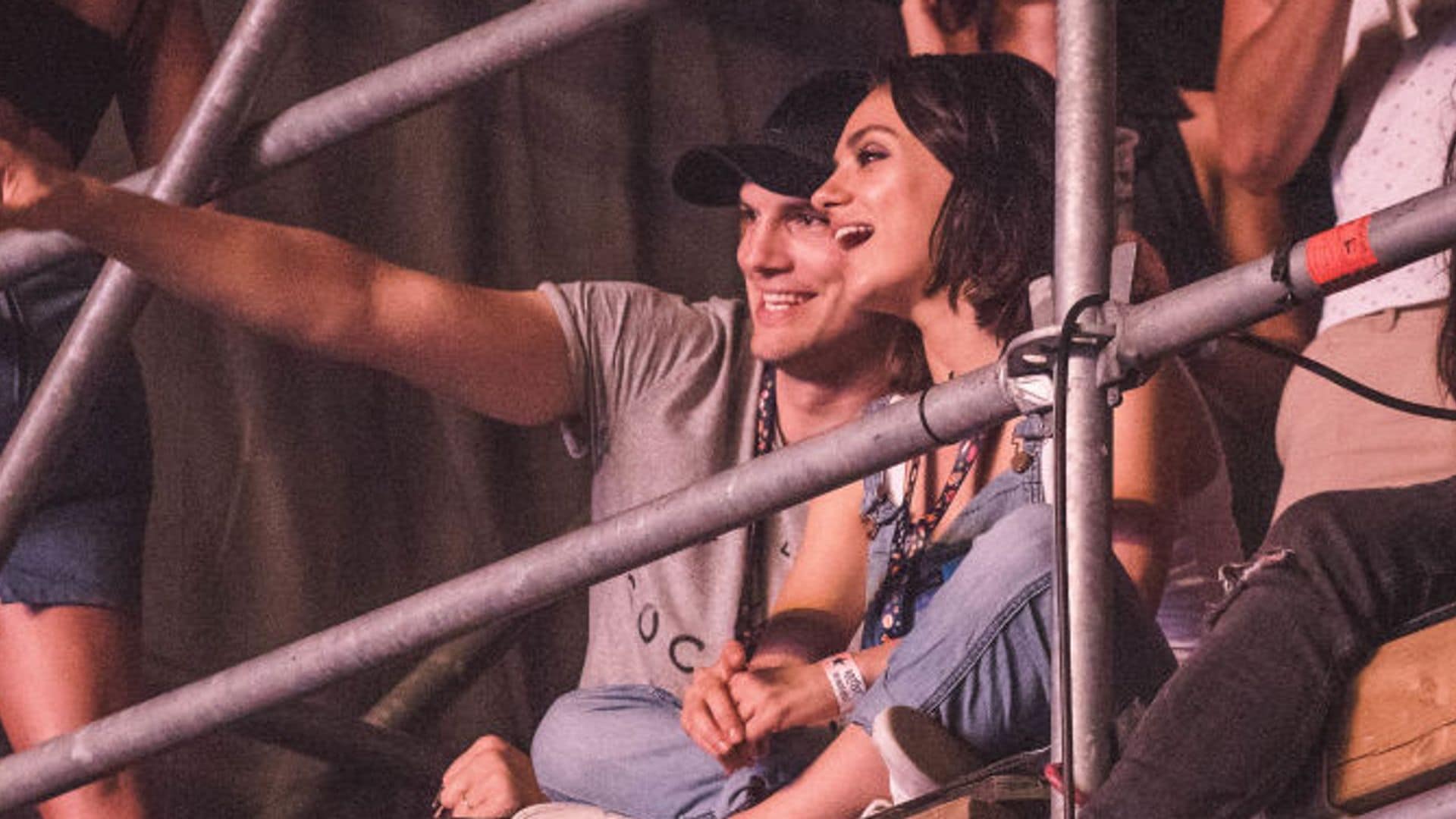 El vídeo viral de Mila Kunis y Ashton Kutcher dándolo todo en un concierto de los Backstreet Boys como dos adolescentes
