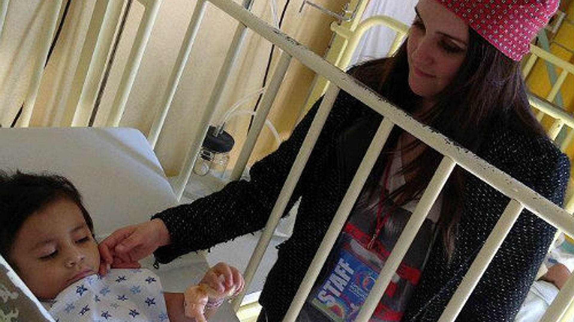 Dulce María muestra su lado más solidario; la cantante visita a niños que padecen cáncer
