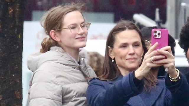 Jennifer Garner y su hija Violet fueron vistas durante una salida con amigos en el centro de Manhattan, en Nueva York.