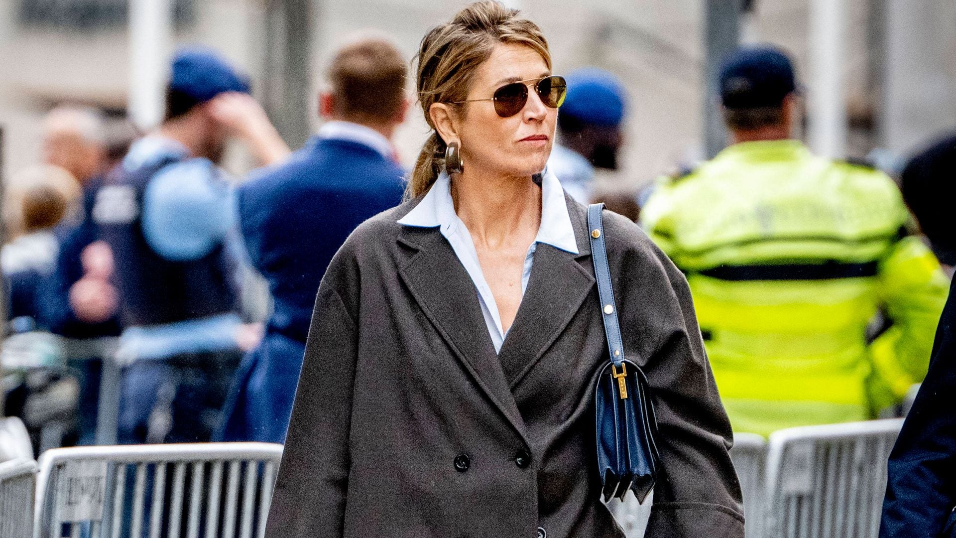Máxima de Holanda sorprende con su imagen más natural con chaqueta y pantalón de Massimo Dutti