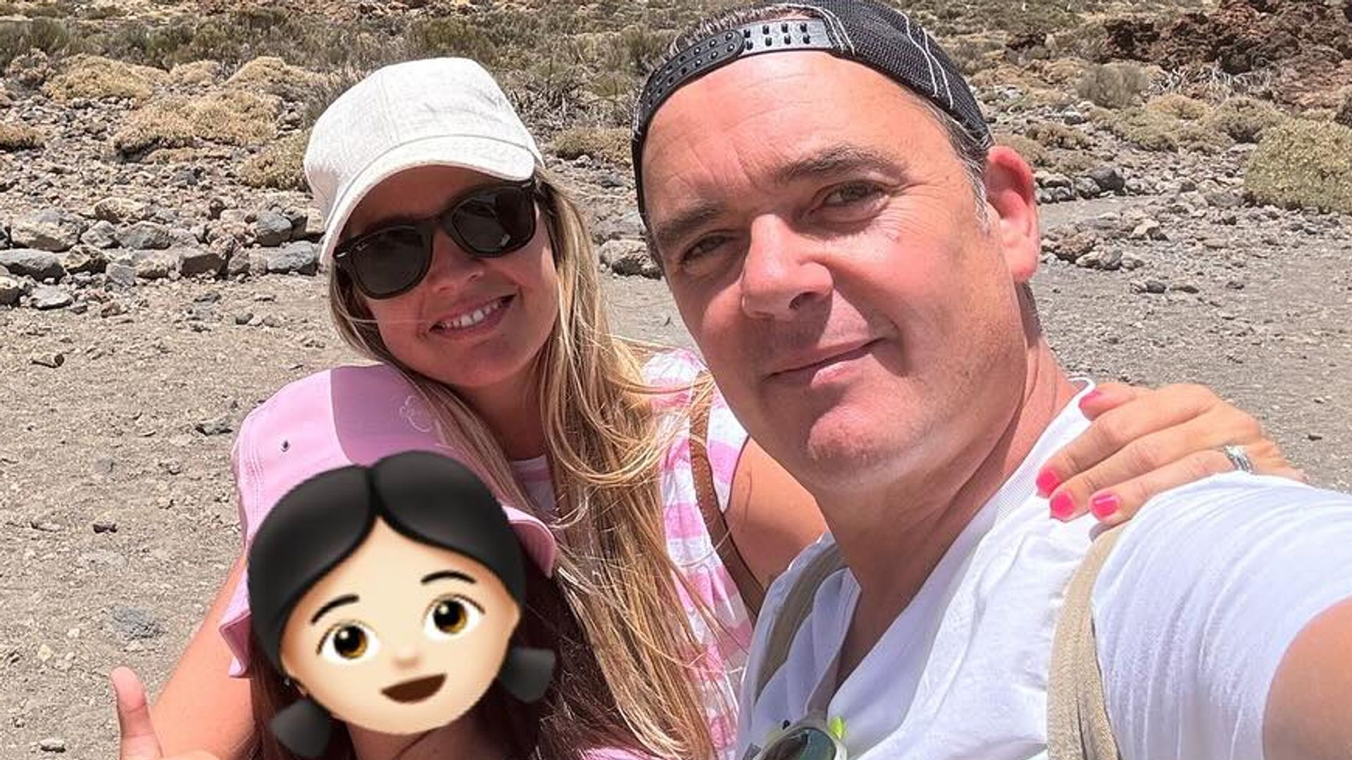 Antonio Morales, junto a su mujer y su hija, Abril