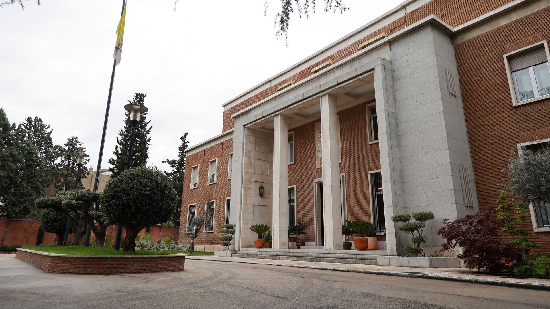 Entrada de la Nunciatura Apostólica, donde se alojará el Papa León XIV  durante su estancia en Madrid