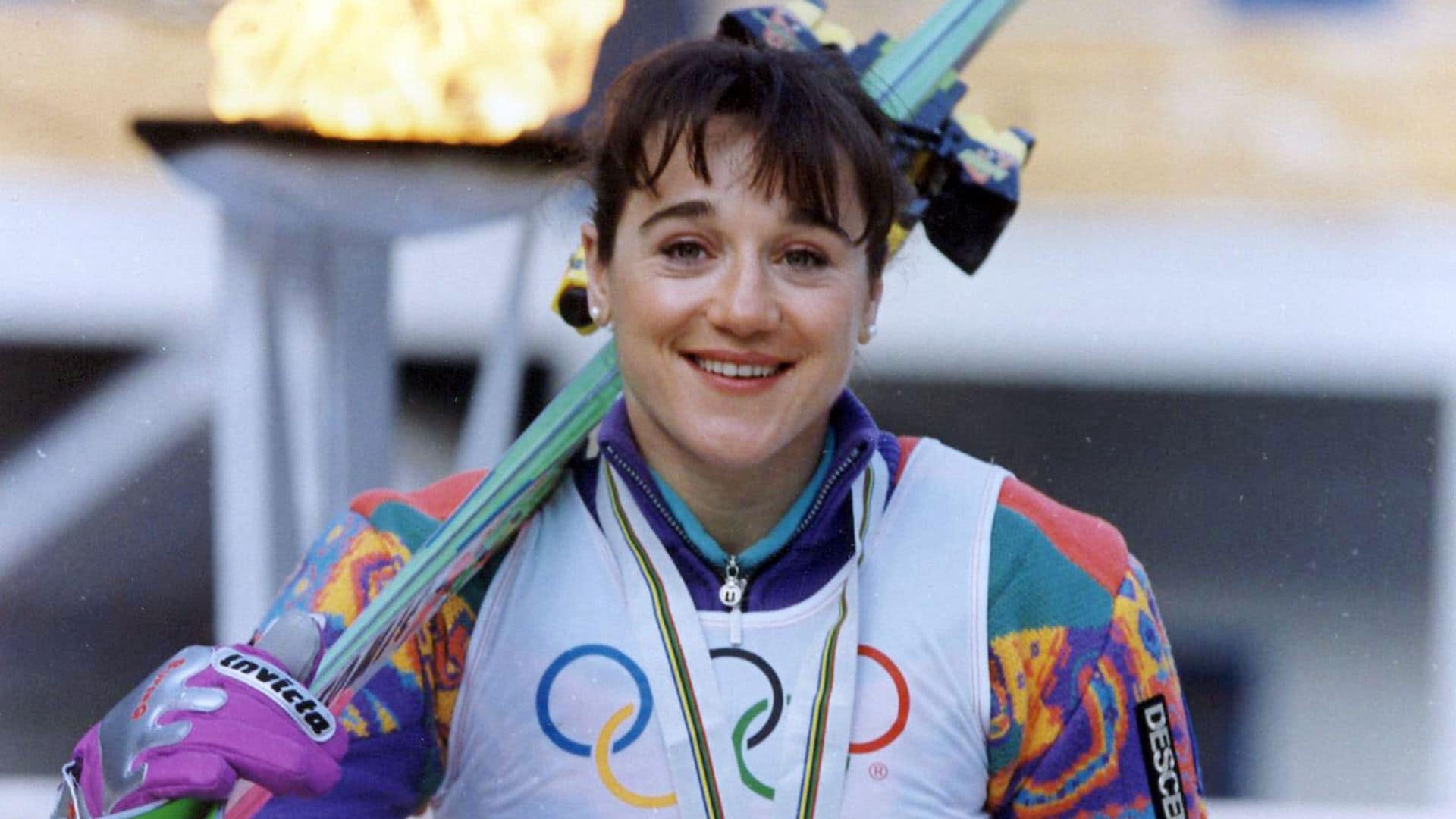 Blanca Fernández Ochoa, con su medalla al cuello en los Juegos Olímpicos de Albertville, Francia