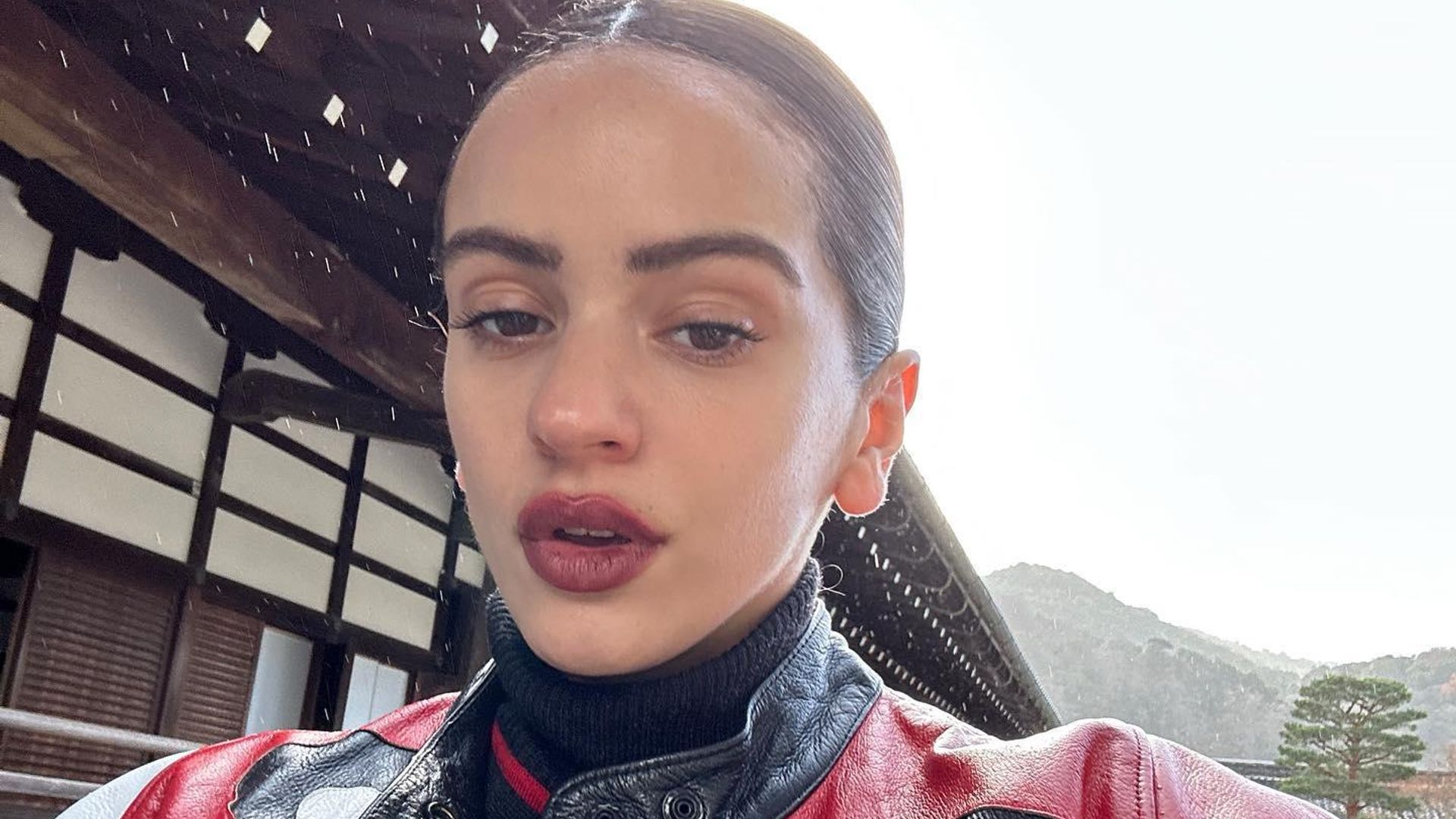 Rosalía, la estrella indiscutible del desfile de Louis Vuitton en París