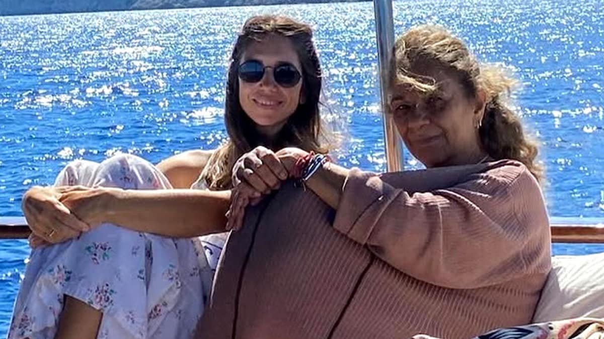 Elena Furiase se lleva de viaje a su madre, Lolita, al idílico lugar que ha marcado su vida para siempre