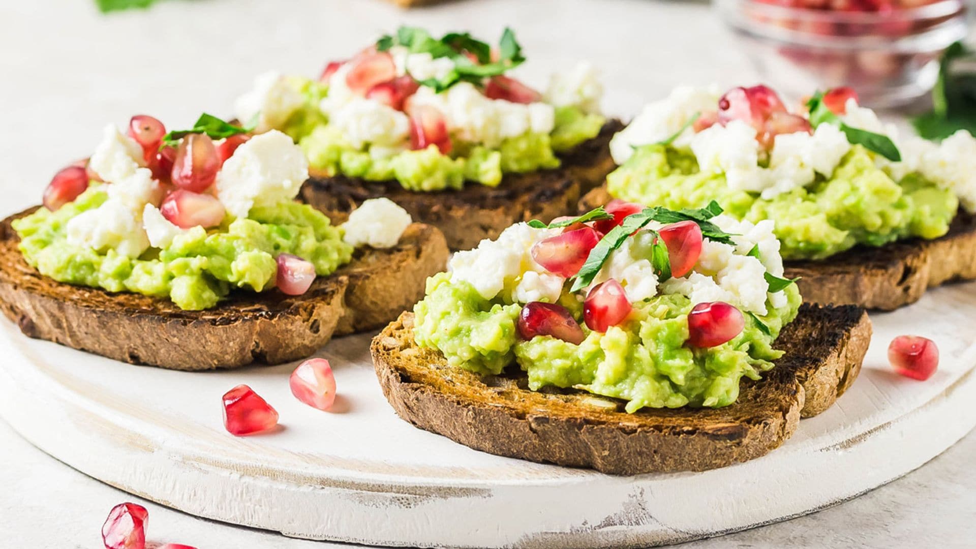Tostadas de guacamole con feta y granada