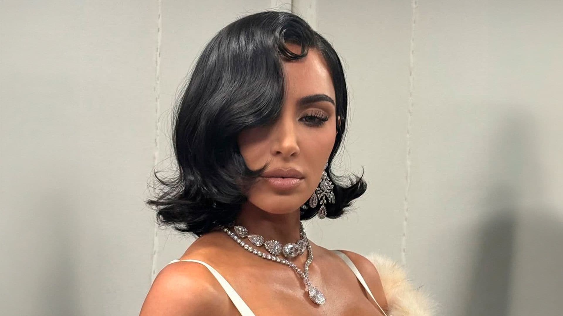 Kim Kardashian revive su conexión con Elizabeth Taylor llevando sus pendientes más icónicos