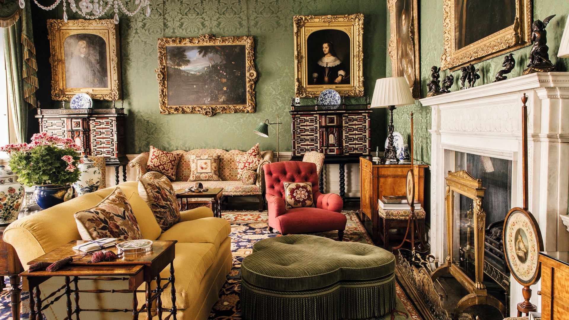 La sala holandesa, que alberga dos gabinetes elaborados en concha de tortuga y hueso; otro rincón del salón, con una silla de caoba que conserva las fundas originales de bordado en "gros-point", de 1771, y una alfombra de Turquía