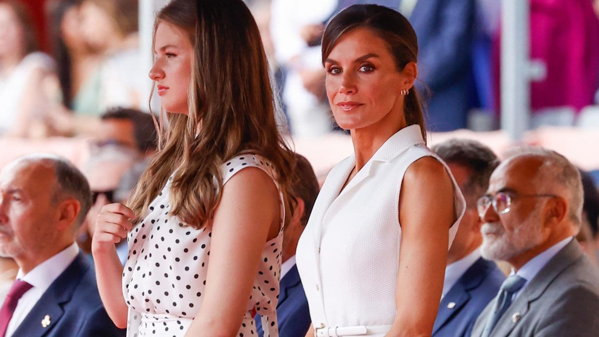 La reina Letizia recicla en Zaragoza su chaleco 'Army' de Felipe Varela con el que marca cintura