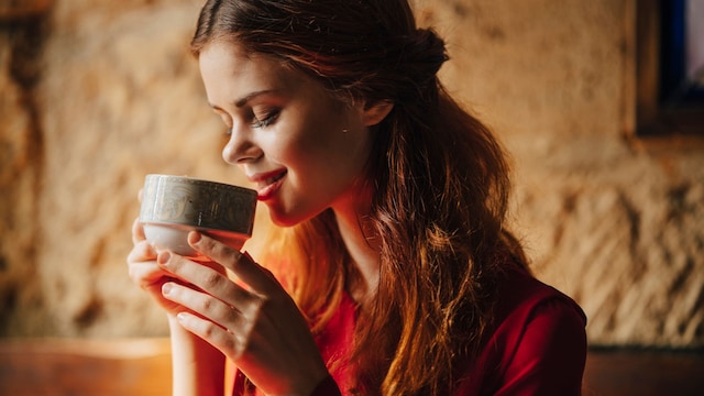 Mujer tomando una taza de té 