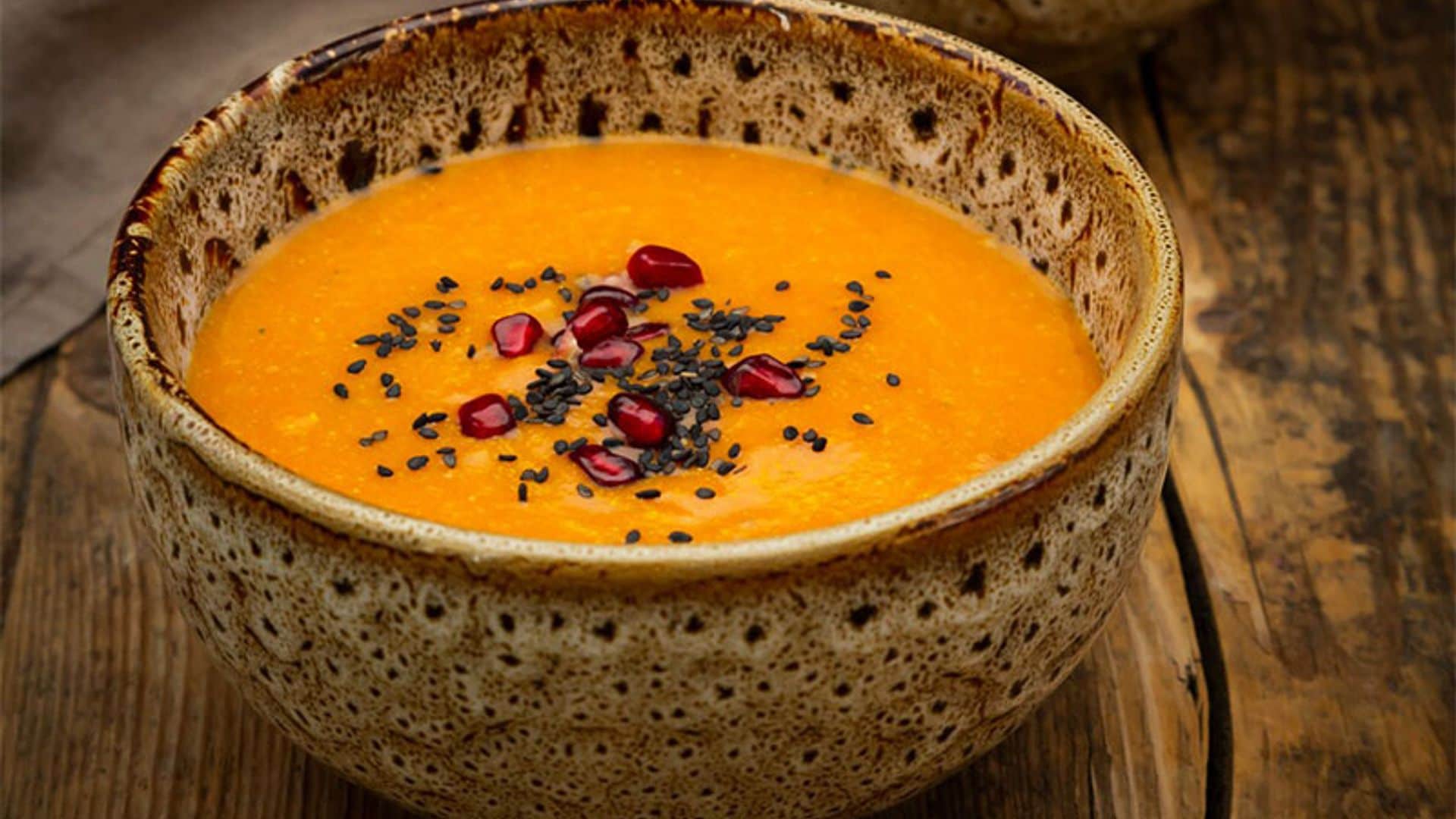 Crema de zanahoria, leche de coco y jengibre con granada