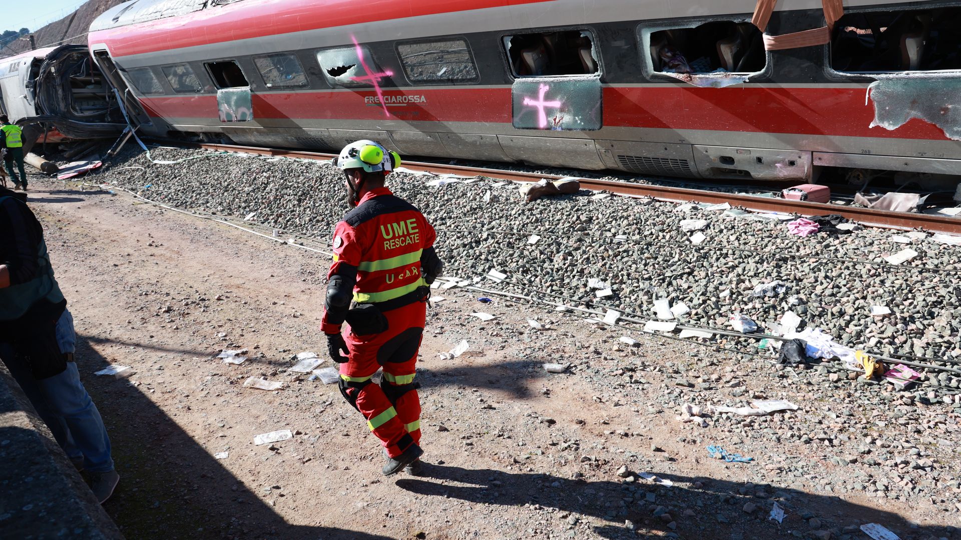 Efectivos del equipo USAR de la UME trabajan en la estabilización de vagones descarrilados en Adamuz