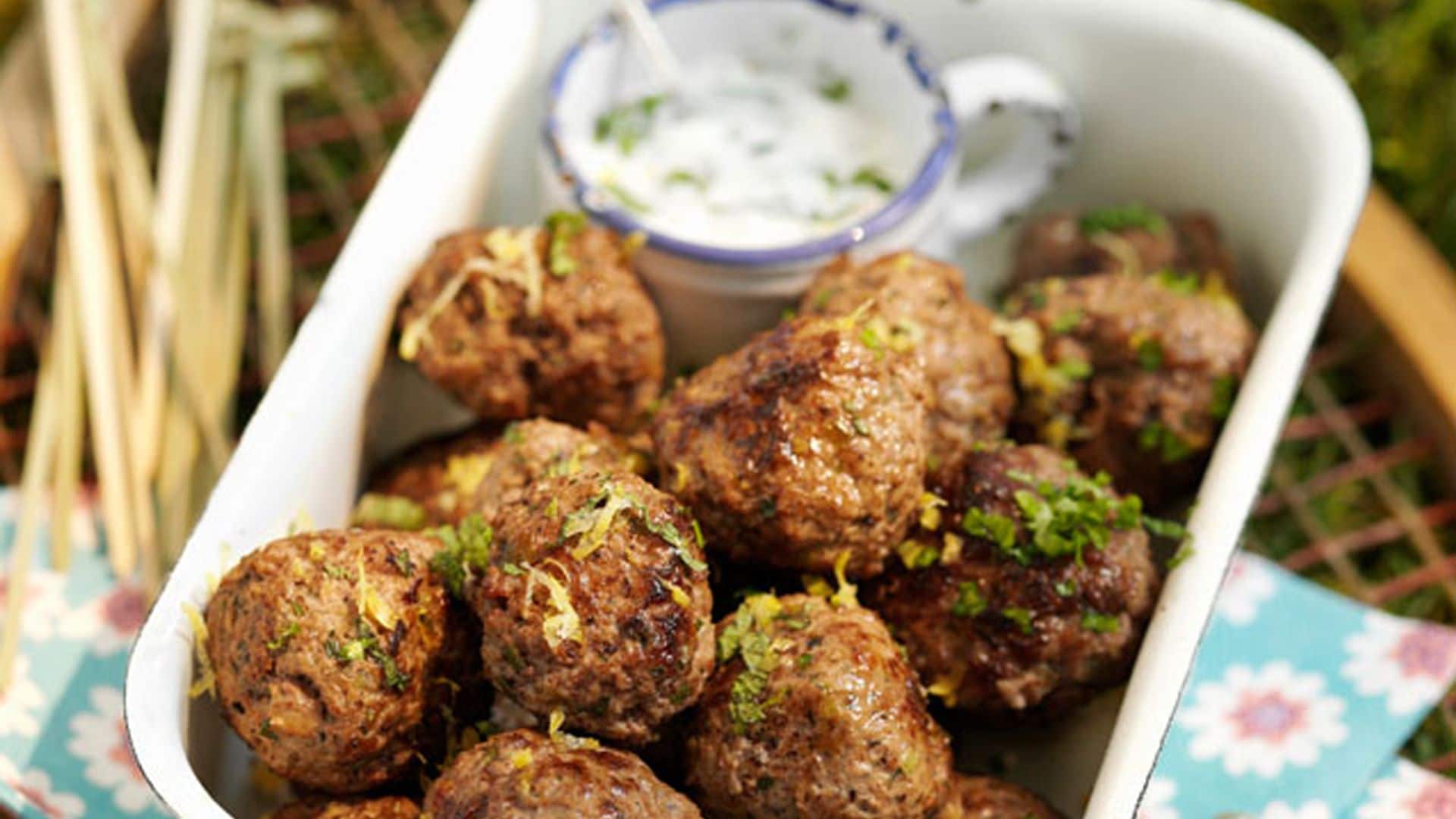 Albóndigas de cordero con salsa de yogur y menta