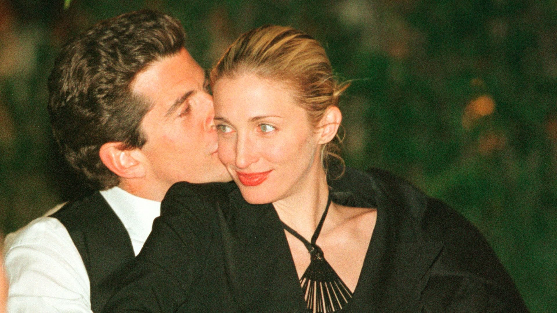 De desconocida a musa de estilo: cómo Carolyn Bessette pasó de una vida discreta a salir con 'el príncipe de Estados Unidos' y marcar una era
