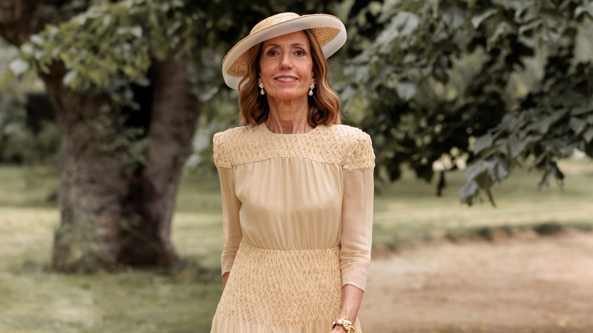 Vestido de madre de la novia amarillo Inés Martín Alcalde