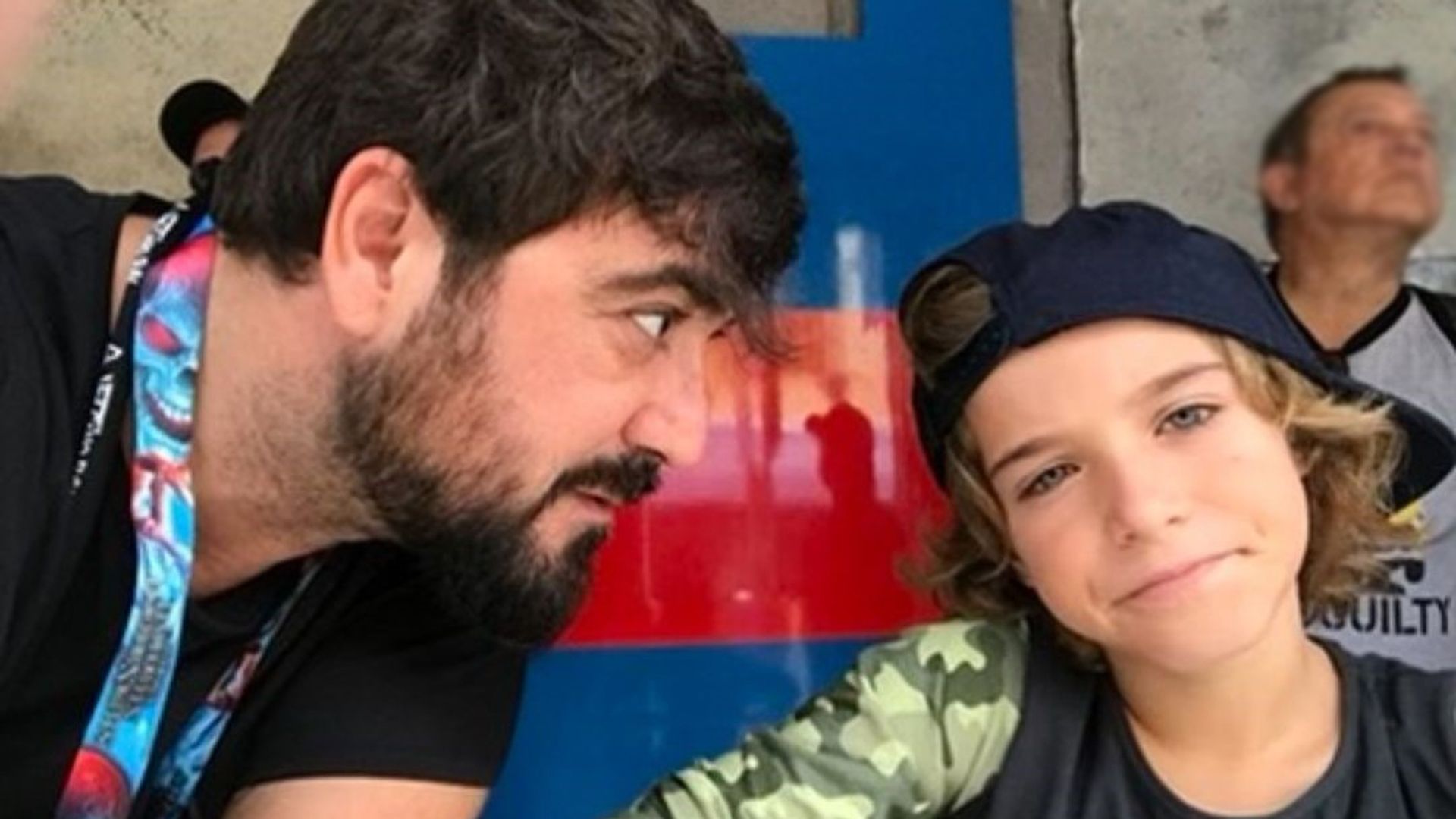 Plano medio de Antonio Orozco con su hijo Jan