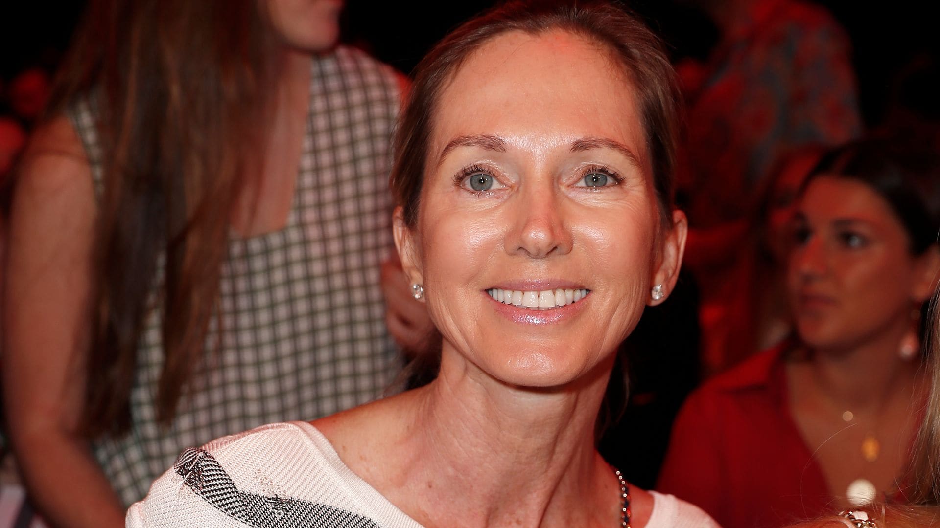 Miranda Rijnsburger reaparece en Marbella con sus hijas para homenajear a su sobrino fallecido con 20 años
